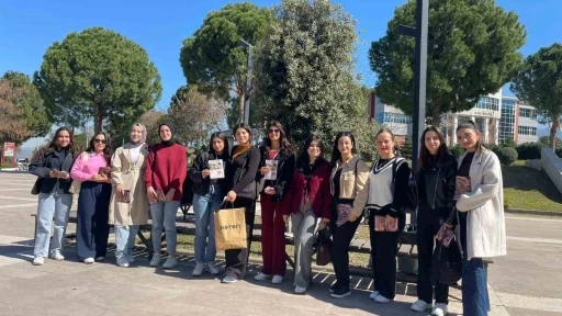 Osmaniye&rsquo;de &ouml;ğrenciler Kadınlar G&uuml;n&uuml;&rsquo;nde g&uuml;l şeklinde mum dağıttı
