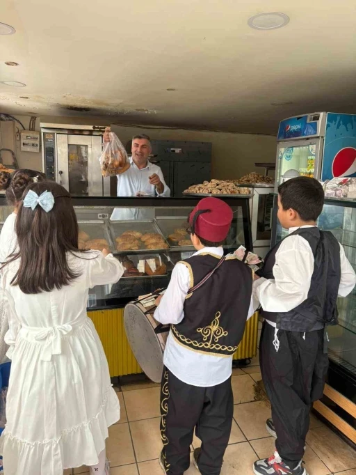 Osmaniye&rsquo;de &ouml;ğrenciler maniler okudular, lokum dağıttı
