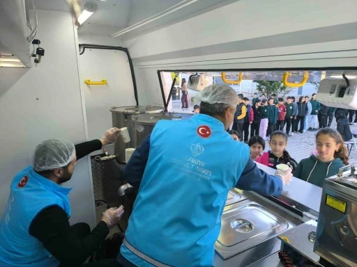Osmaniye&rsquo;de &ouml;ğrencilere sıcak &ccedil;orba ikramı

