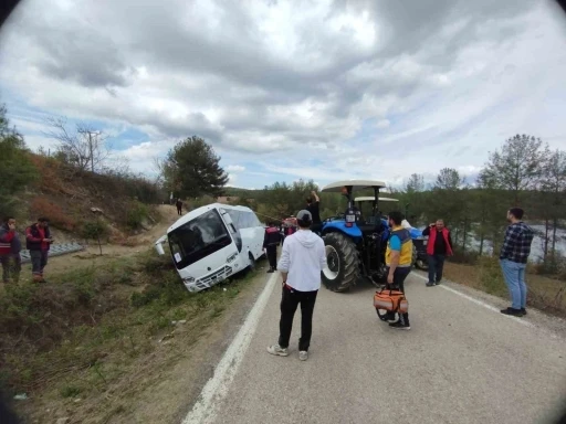 Osmaniye’de öğrencileri taşıyan otobüs devrildi
