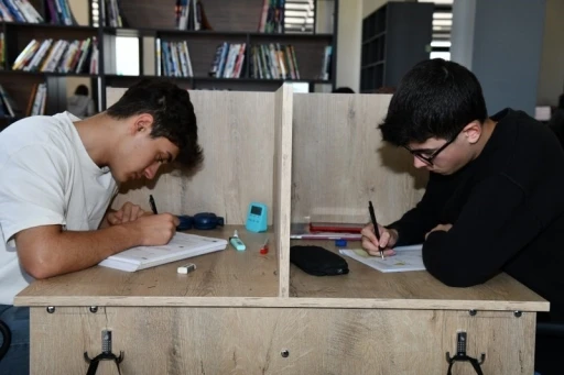 Osmaniye’de öğrencilerin gözde mekanı &quot;Genç Kitap Kafe&quot; oldu
