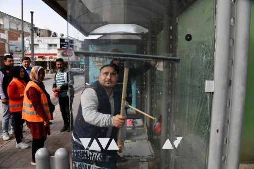 Osmaniye’de otobüs duraklarında genel temizlik çalışması
