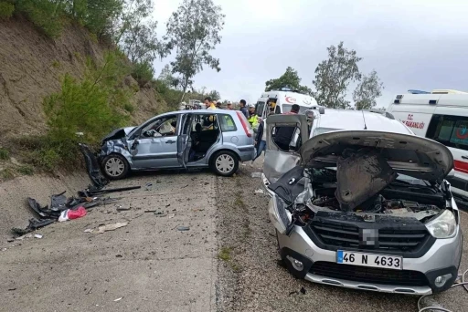 Osmaniye&rsquo;de otomobil ile ticari ara&ccedil; &ccedil;arpıştı: 6 yaralı
