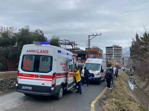 Osmaniye&rsquo;de otomobille &ccedil;arpışan motosiklet kanala d&uuml;şt&uuml;: 2 yaralı
