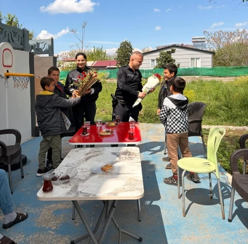 Osmaniye&rsquo;de &ouml;zel &ouml;ğrencilerden polislere &ccedil;i&ccedil;ekli s&uuml;rpriz
