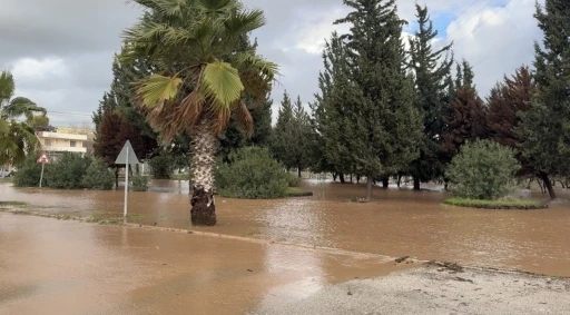 Osmaniye&rsquo;de sağanak hayatı olumsuz etkiledi
