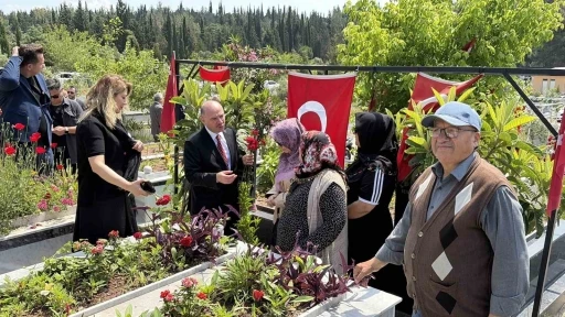 Osmaniye&rsquo;de şehit kabirlerine karanfil bırakıldı
