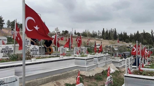 Osmaniye’de şehitler ile depremde hayatını kaybedenlerin kabirleri ziyaret edildi
