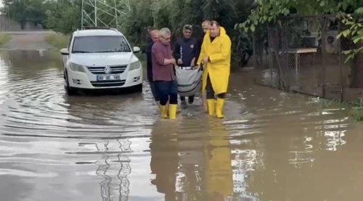 Osmaniye&rsquo;de selde mahsur kalan kadın kurtarıldı
