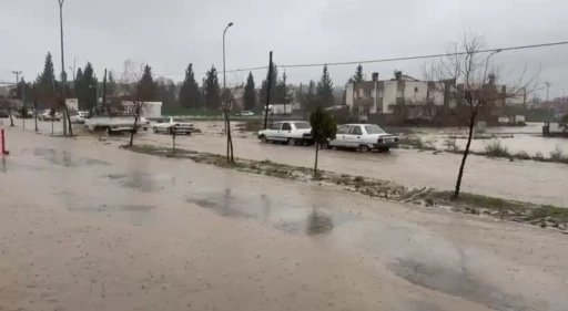 Osmaniye&rsquo;de servis aracı mahsur kaldı, bir&ccedil;ok b&ouml;lgede su taşkını yaşandı
