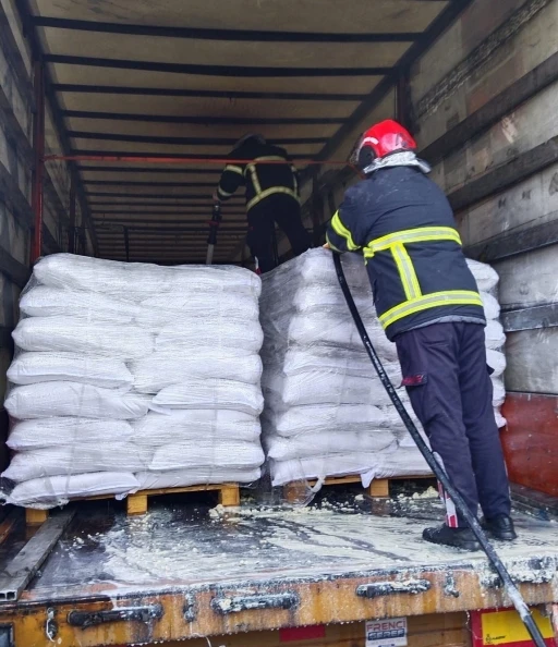 Osmaniye’de seyir halindeki soya yüklü tırda yangın çıktı
