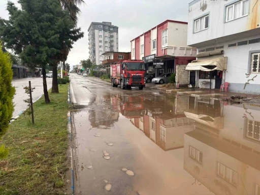 Osmaniye&rsquo;de şiddetli yağış etkili oldu yollar kapandı
