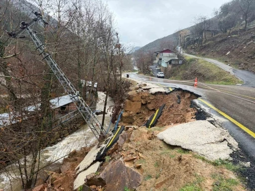 Osmaniye&rsquo;de şiddetli yağışla birlikte yolda g&ouml;&ccedil;&uuml;k yaşandı
