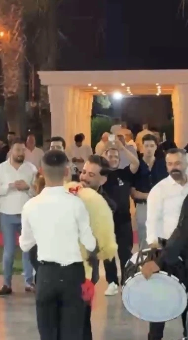 Osmaniye&rsquo;de takı t&ouml;renine kuzuyla geldi, damada hediye etti
