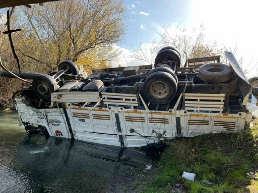 Osmaniye&rsquo;de turp y&uuml;kl&uuml; kamyon dereye devrildi
