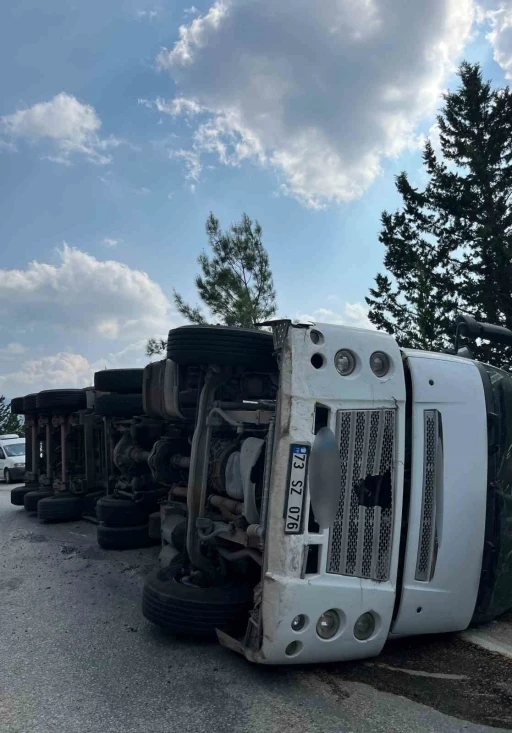 Osmaniye&rsquo;de un y&uuml;kl&uuml; tır devrildi: 1 yaralı
