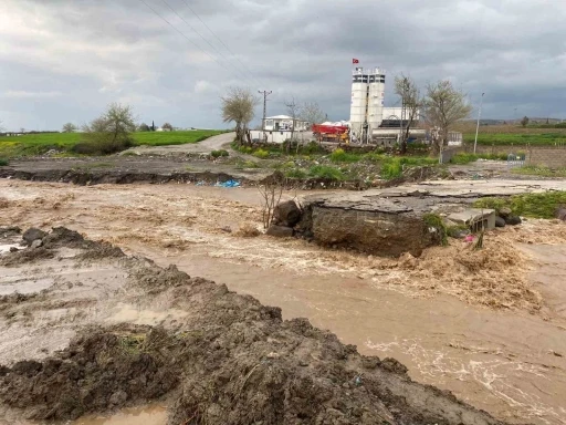 Osmaniye&rsquo;de yağış felaketi: Yollar kapandı, ulaşım aksadı
