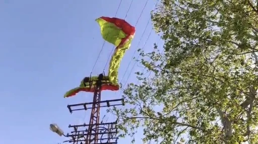 Osmaniye&rsquo;de yama&ccedil; paraş&uuml;t&uuml; pilotu iniş sırasında elektrik tellerine takıldı
