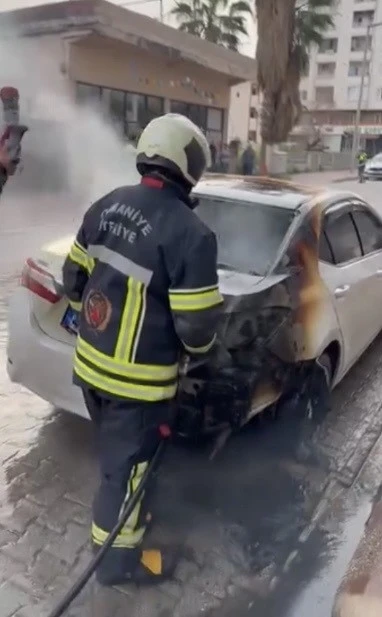 Osmaniye&rsquo;de yanan otomobile ilk m&uuml;dahaleyi trafik polisi yaptı
