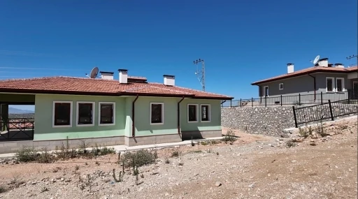 Osmaniye’de yapımı tamamlanan 89 köy evinin anahtar teslimi yapıldı
