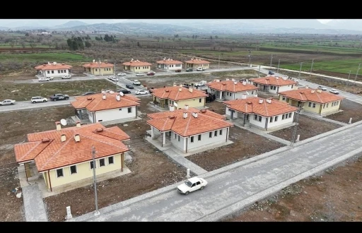 Osmaniye&rsquo;de yapımı tamamlanan k&ouml;y evleri hak sahiplerine teslim edildi
