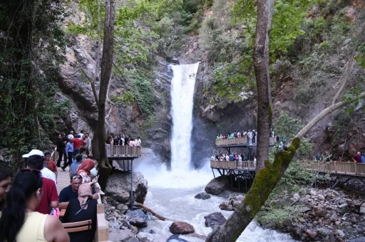 Osmaniye&rsquo;nin saklı cenneti Kara&ccedil;ay Şelalesi, Akdeniz&rsquo;in yeni g&ouml;zdesi oluyor
