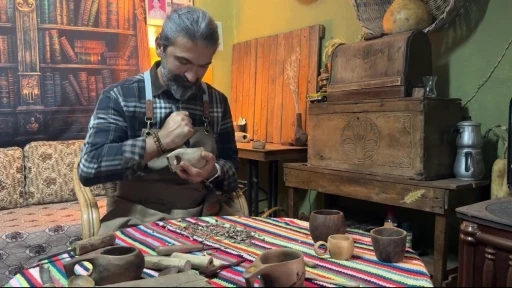 Osmaniyeli &ouml;ğretmenin babaevi, ahşap at&ouml;lyesi oldu
