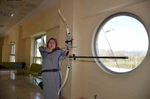 Osmanlı dizilerinden etkilendi, 48 yaşında ok&ccedil;uluğa başladı
