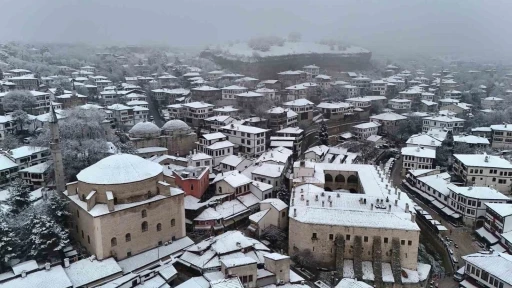 Osmanlı kenti Safranbolu&rsquo;nun tarihi konaklar beyaz &ouml;rt&uuml;yle kaplandı

