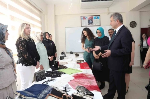 OSMEK kursiyerlerinin eserleri H&uuml;davendigar&rsquo;da sergilendi
