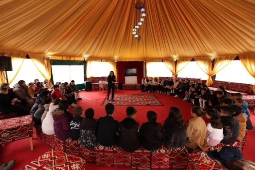 Otağ &ccedil;adırında minik kitapseverler i&ccedil;in imza g&uuml;n&uuml;
