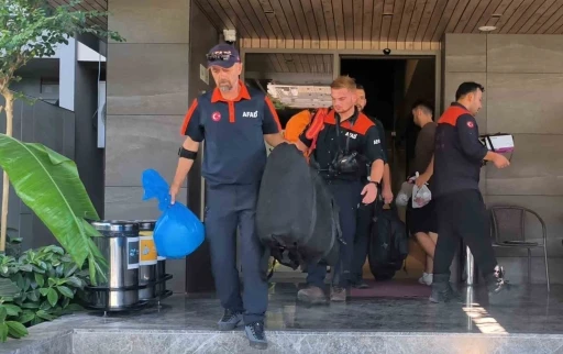 Otel odasında &ouml;l&uuml; bulundu, yanındaki maddeler ekipleri alarma ge&ccedil;irdi
