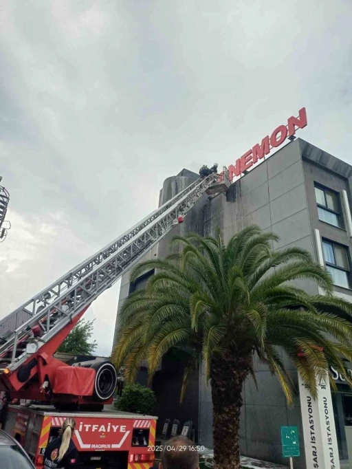 Oteldeki baca yangını büyümeden söndürüldü
