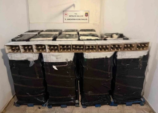 Otele ait depoda 13 bin litre ka&ccedil;ak ve sahte şampanya ele ge&ccedil;irildi
