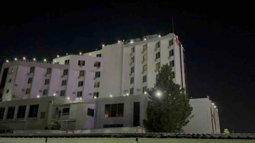 Otelin bah&ccedil;esinde park halindeki karavan alev alev yandı
