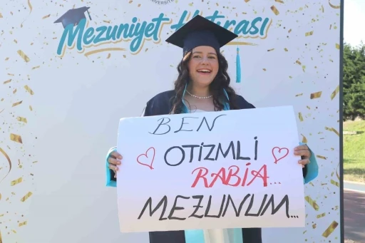 &rsquo;Otizm&rsquo; engel tanımadı, gen&ccedil; m&uuml;zisyen &uuml;niversiteden mezun oldu

