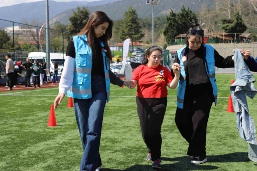 Otizm Farkındalık G&uuml;n&uuml;&rsquo;nde &ouml;zel &ouml;ğrenciler futbol sahasında buluştu

