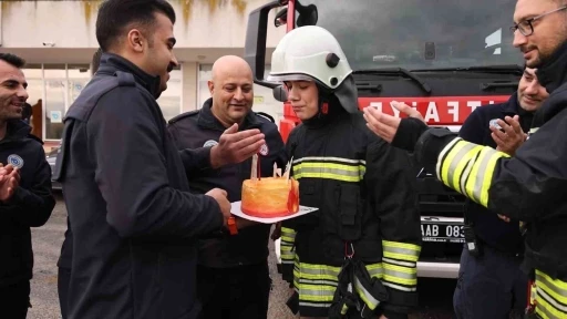Otizme değil hayallere odaklandı: 16 yaşında itfaiyeci &uuml;niformasıyla doğum g&uuml;n&uuml; s&uuml;rprizi
