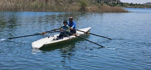 Otizmli çocuklar kürek sporu ile tanıştı
