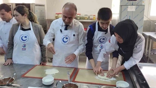 Otizmli çocuklar pizza yapmak için mutfakta

