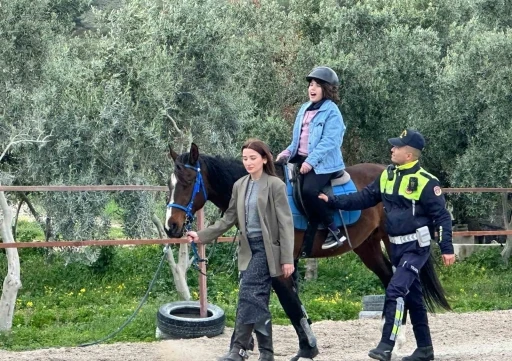Otizmli &ccedil;ocuklara atla terapi desteği
