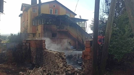 Otları temizlemek için yaktığı ateş, komşusunun evini yaktı
