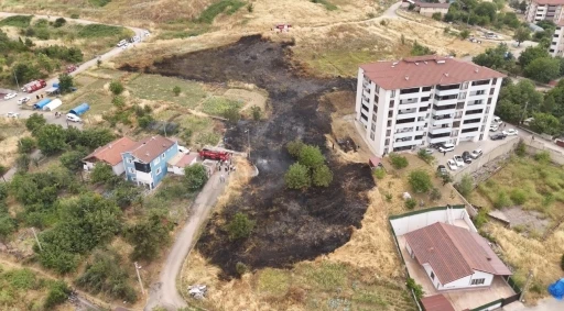 Otluk alanda &ccedil;ıkan yangın yerleşim yerlerine sı&ccedil;ramadan s&ouml;nd&uuml;r&uuml;ld&uuml;
