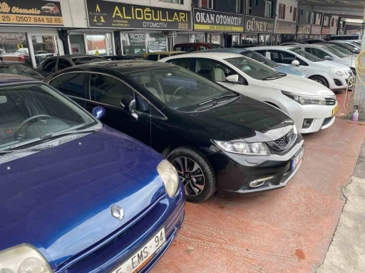 Oto galericiler eski bayramları arıyor
