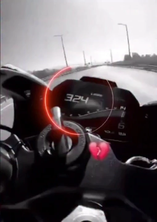 Otobanda 324 Km hıza ulaşan motosikletli &ouml;l&uuml;me meydan okudu
