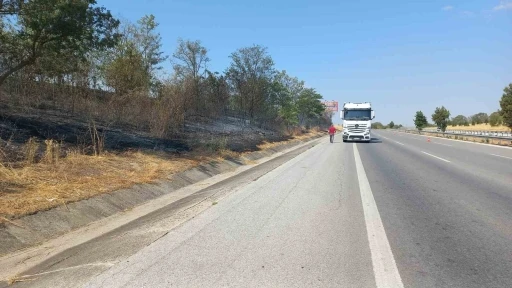 Otobanda fırlayan tır lastiği yangın çıkardı
