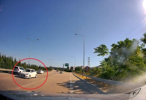Otobanda ters şeritte ilerlemeye başladı: Tehlikeli anlar kamerada
