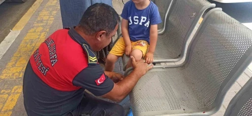 Otobüs beklerken ayağı oturağa sıkışan çocuğun imdadına itfaiye yetişti
