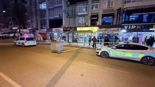Otob&uuml;s beklerken husumetlisi tarafından tabancayla vuruldu
