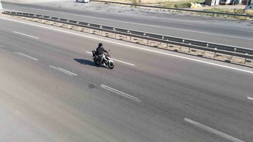 Otobüs fiyatları fazla geldi, motoruyla günlük 270 kilometre yol yapıyor
